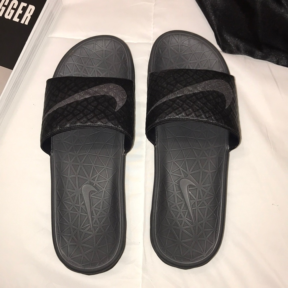 Nike slides black